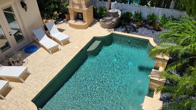 Building Photo - Seasonal stunning 5/5 pool home west of trail near Siesta Key!