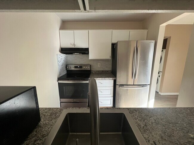 Building Photo - 2 Banyan Wood Ct