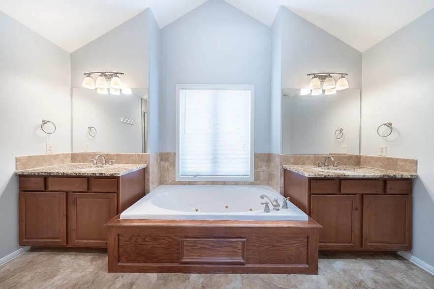 Building Photo - 14011 E Watson St