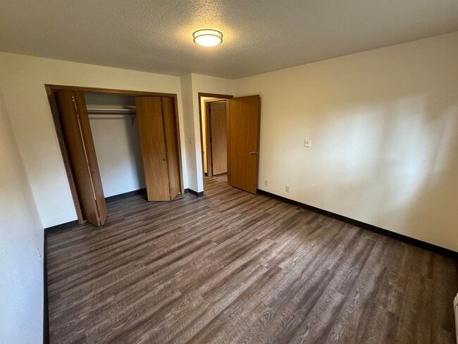 Building Photo - 302 Balsam St