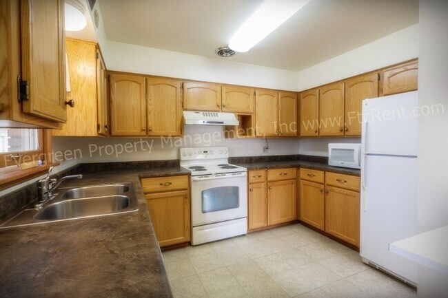 Building Photo - 1004/1006 Cragmore Dr.
