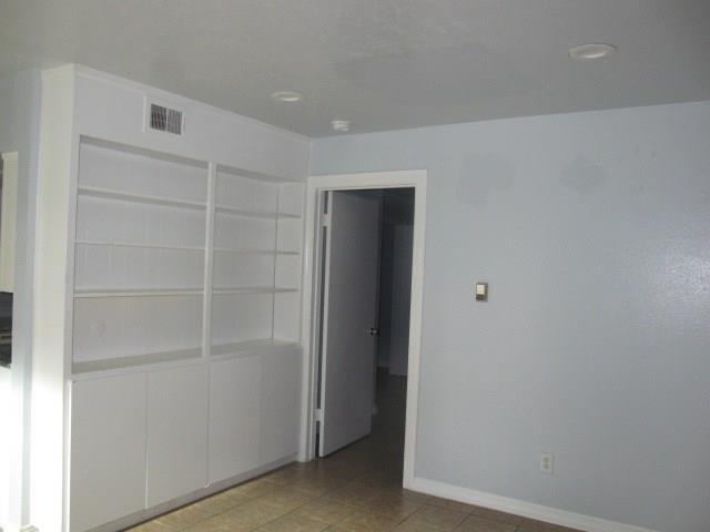 Building Photo - 425 S Oak St