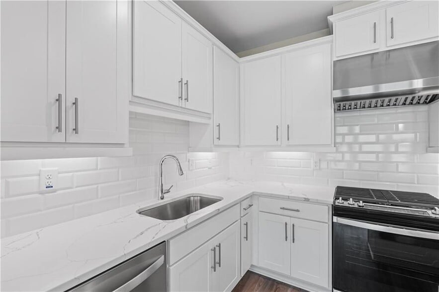 Building Photo - 2410 Lakeshore Ln