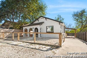 Building Photo - 810 Dakota St