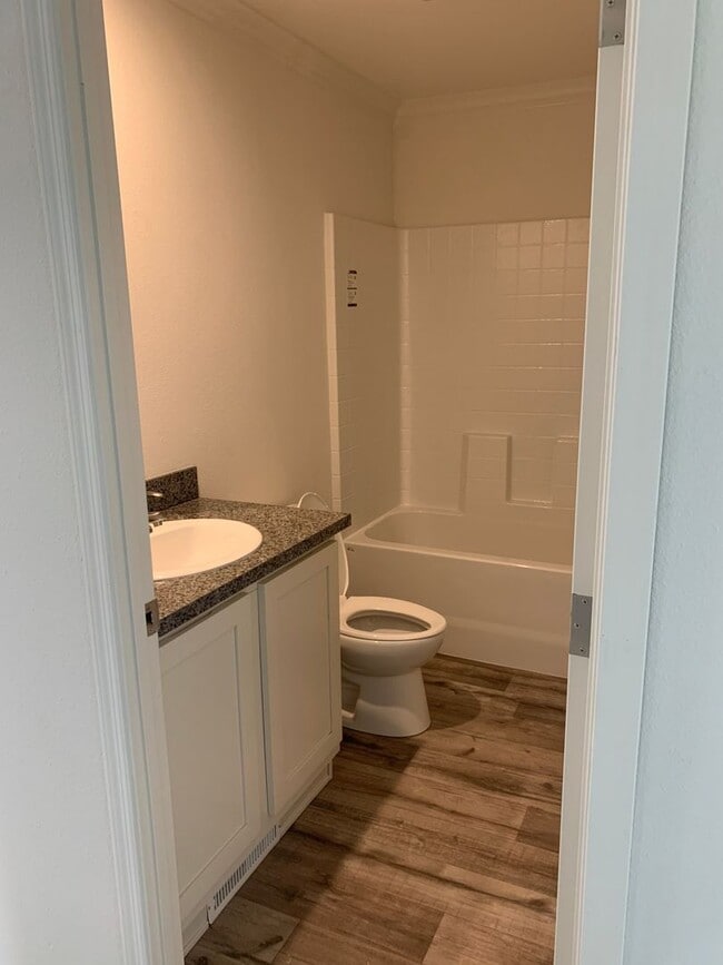 Building Photo - 3 Bedroom 2 Bathroom Charming Home for Ren...