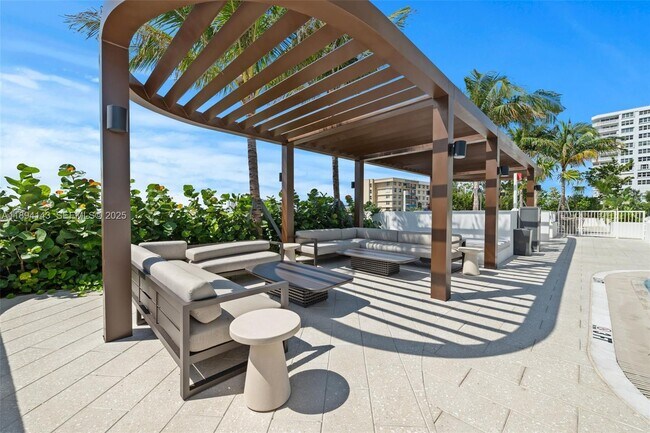 Building Photo - 900 N Ocean Blvd