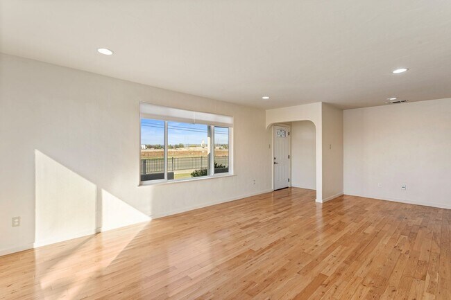 Building Photo - 12811283