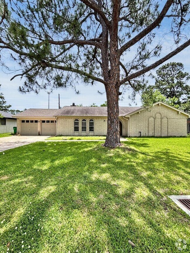 Building Photo - 3-Bedroom, 2-Bathroom Home in Convenient L...