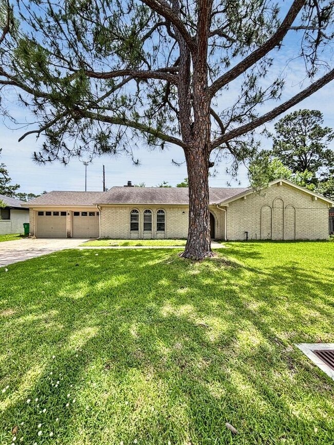 Primary Photo - 3-Bedroom, 2-Bathroom Home in Convenient L...