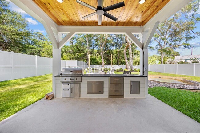 Building Photo - Gorgeous Custom Home Available for Snowbir...