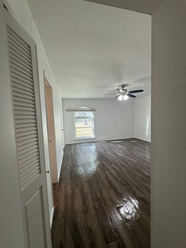 Building Photo - 3338 Country Club Dr