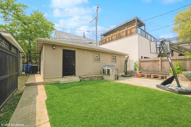 Building Photo - 3120 N Leavitt St