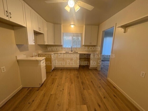 Building Photo - 466 E Pine St