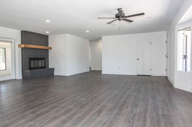 Building Photo - 3 bedroom 2 bathroom with AZ room -HOLD