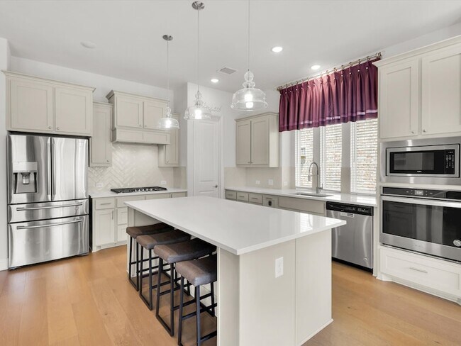 Building Photo - 439 Montrose Dr