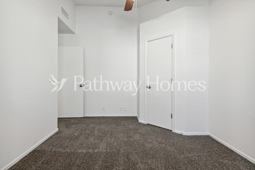 Building Photo - 15212 N 85th Dr
