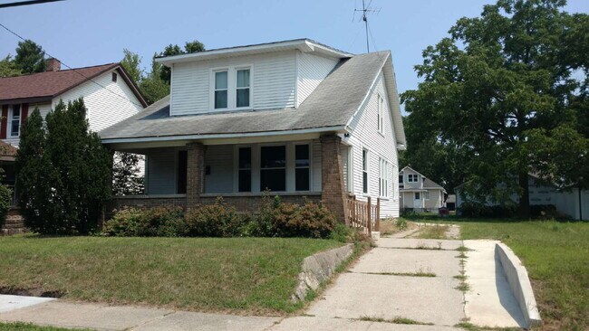 Building Photo - Charming 4 Bedroom Home with 2 Full Baths in Grand Rapids