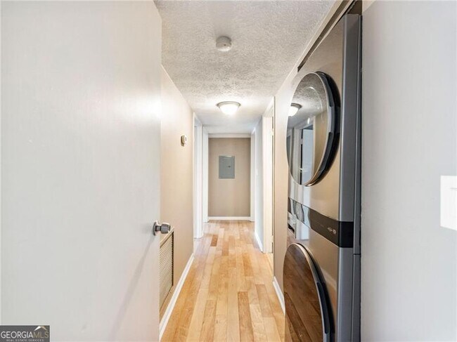 Building Photo - 115 Biscayne Dr NW