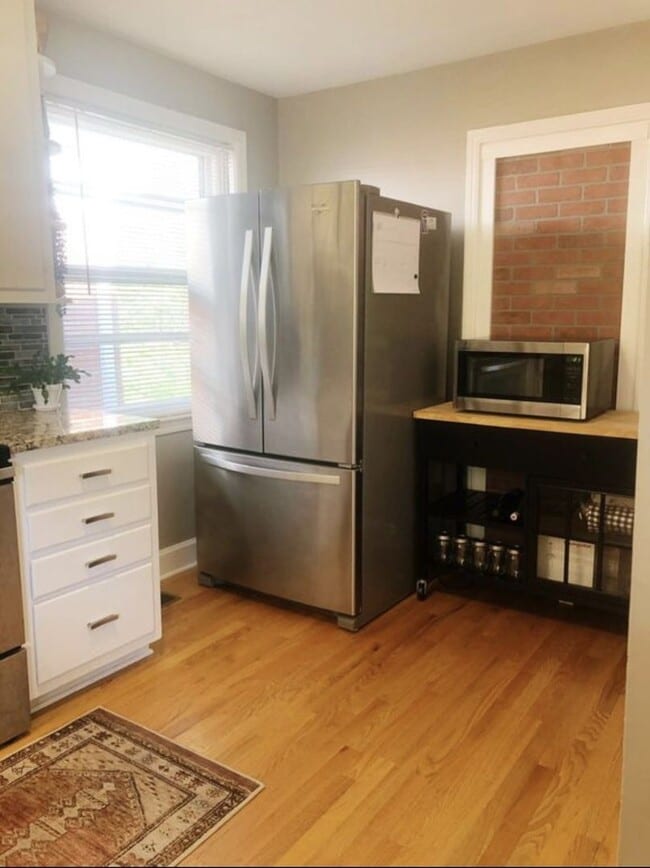 Building Photo - **UPDATED 3-BEDROOM DUPLEX WITH ATTACHED G...