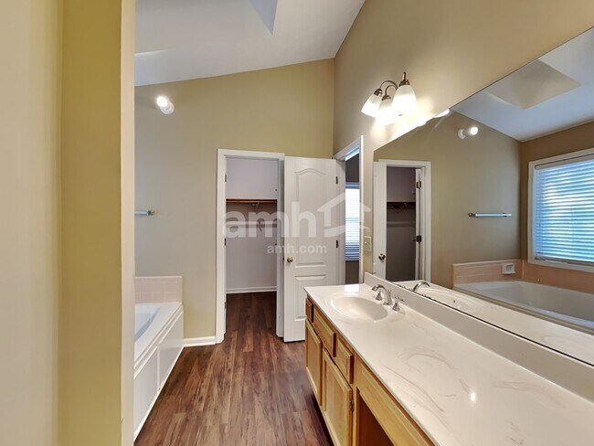 Building Photo - 3285 Summit Pl Dr