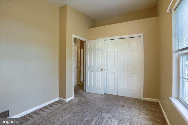 Building Photo - 5 Eastwick Ct