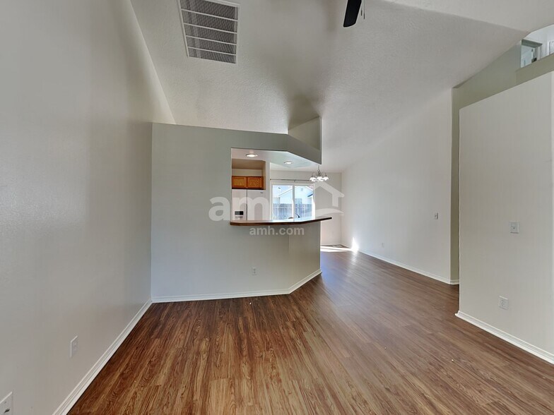 Building Photo - 3261 N Maplestone Ave