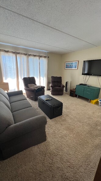 Primary Photo - 2700 N Shore Dr