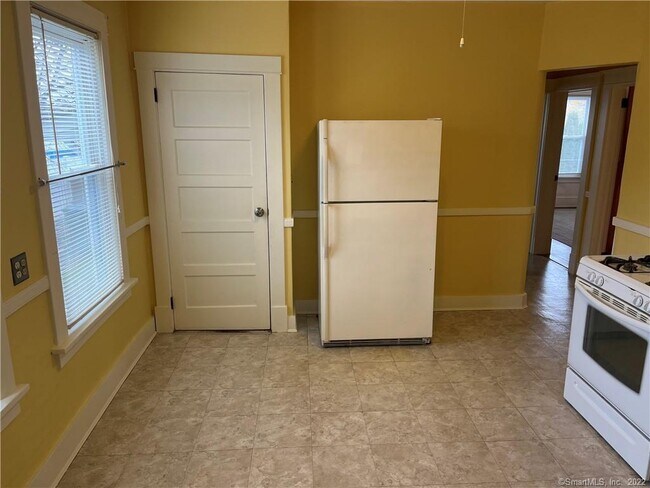 Building Photo - 119 Squire St