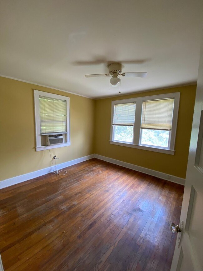 Building Photo - 2211 1/2 Oceola Drive