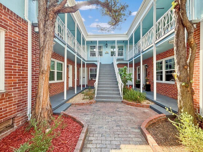 Building Photo - Charming 1BD/1BA Condo in Hillcrest W/ Sha...