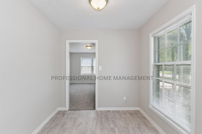 Building Photo - Updated 3 bed / 2 bath house With Exceptio...
