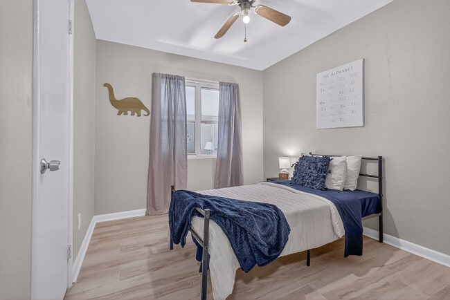 Building Photo - 901 S Madison Dr