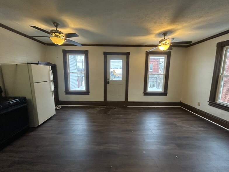 Building Photo - 102 S Main St