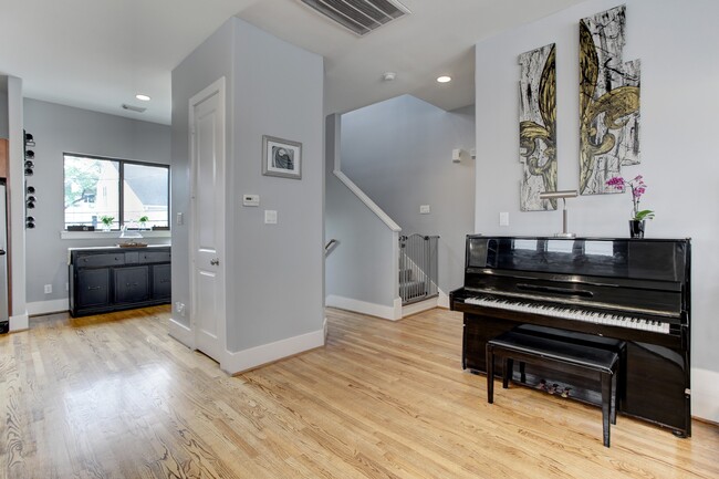 Building Photo - 408 Parker St