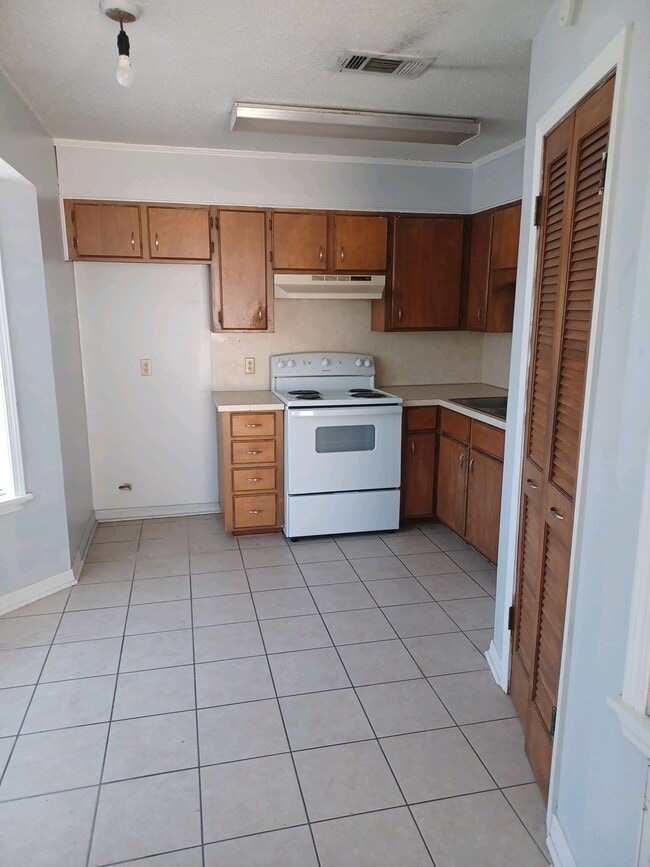 Building Photo - 944 Sybil Dr