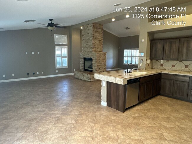 Building Photo - Beautiful Single Story with Pool in Eldora...