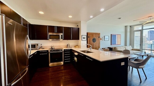 Building Photo - FURNISHED Modern 1BR + Den/1BA w/ Breathta...