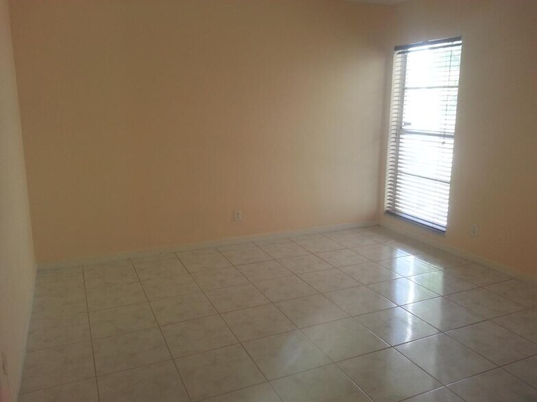 Building Photo - 3040 NE 16th Ave