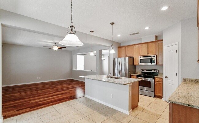 Building Photo - For Rent!!!!!  Spacious Living & Resort-Style Fun in Hamilton Glen!