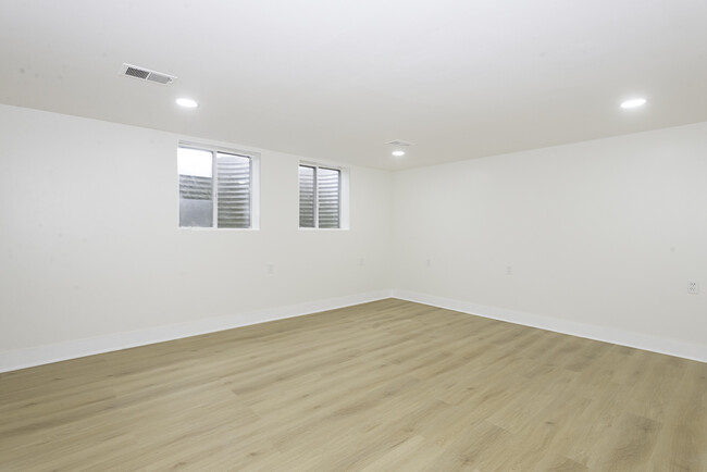 Building Photo - 623 Maple Ct