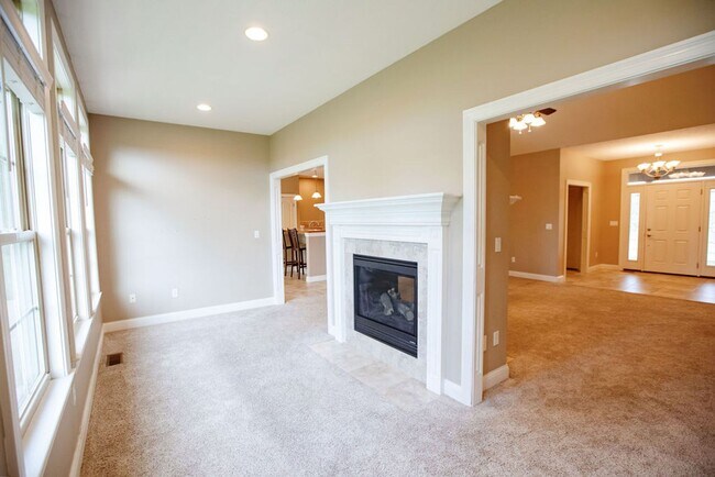 Building Photo - 3 Bed (with 4th bed potential downstairs),...