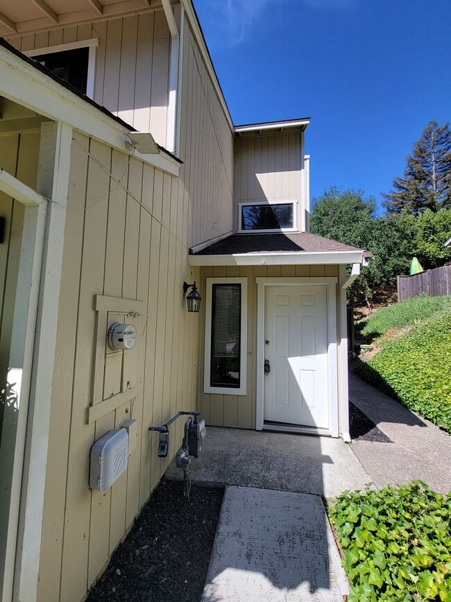 Building Photo - 3-bedroom 2 bath Townhouse in Sun Rise Ridge
