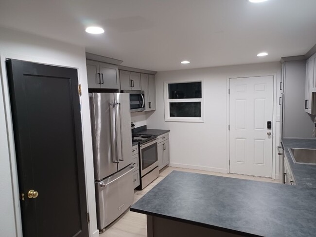 Building Photo - Remodeled! One level, 2 bdrm 1 bath end un...