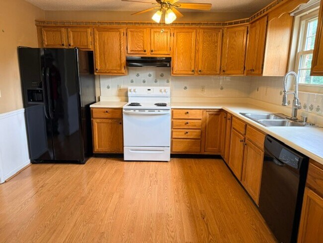 Building Photo - Maryville City 37804 - 4 bedroom, 3 bath Townhome - Contact Troy Adams (865) 233-6949