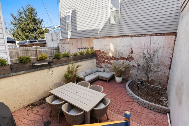 Building Photo - 302 4th St