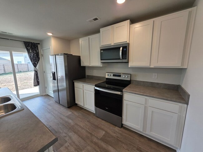 Building Photo - 3 BR 2 BA in Towne Pointe