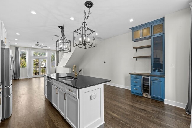 Building Photo - Rare 2BR/2BA Townhome with Spacious Yard i...