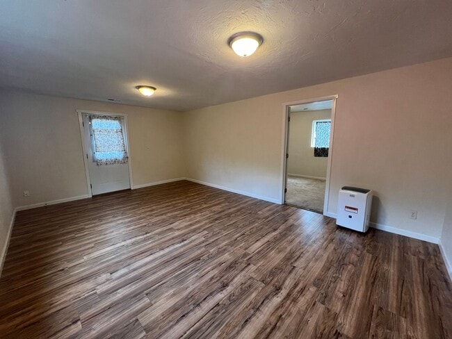 Building Photo - Blocks to the Ferry, Shipyard, Manette & More! 2 BR Available in DT Bremerton!