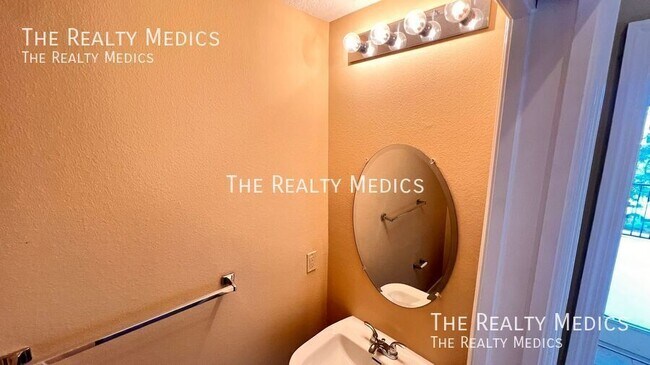 Building Photo - 3732 Avalon Park E Blvd