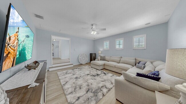 Building Photo - 5-bedroom, 3-bathroom rental home located in the Fox Wood community in Florida